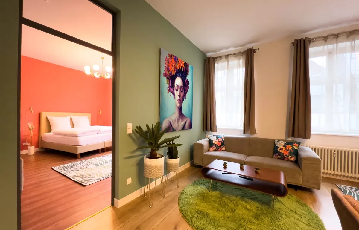 Farbenfrohes Schlafzimmer und Wohnzimmer des Flowers Apartments in Leipzig, thematisch gestaltet für ein einzigartiges Erlebnis. Jedes Detail erzählt eine eigene Geschichte, ideal für einen unvergesslichen Aufenthalt.