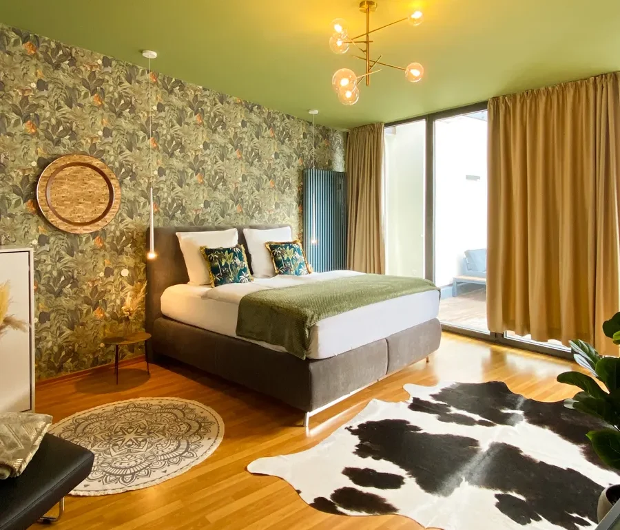 Von der Natur inspiriertes Schlafzimmer des Nature Apartments in Leipzig, gestaltet für eine einzigartige und unvergessliche Erfahrung in thematisch angelegten Ferienwohnungen.