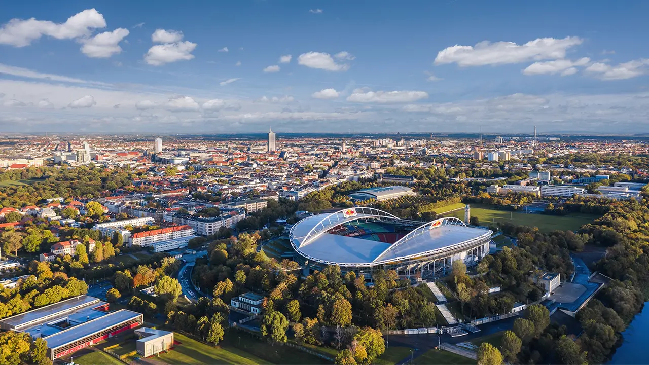 Luftaufnahme der Red Bull Arena, einem Fußballstadion, an einem sonnigen Tag.