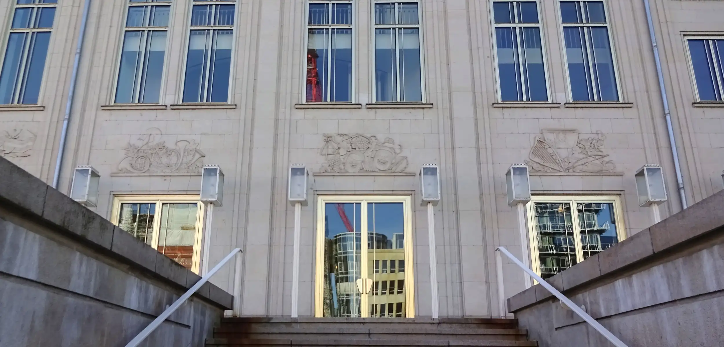 Außenansicht der Oper Leipzig mit den imposanten Treppen im Vordergrund.