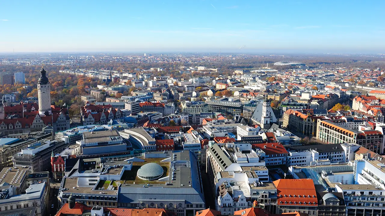 Aussicht vom City-Hochhaus in Leipzig, mit Blick über die gesamte Stadt im Sonnenschein.