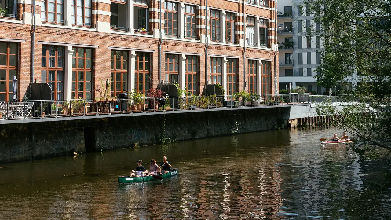 Kanuverleih Leipzig mit mehreren Kanufahrern im Sonnenschein.