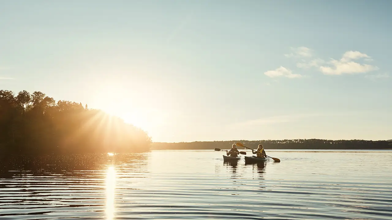 Zwei Kanufahrer im Sonnenuntergang.
