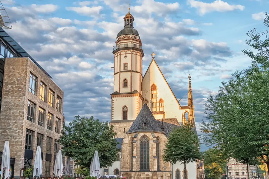 Die Thomaskirche Leipzig von hinten in der Abendsonne.