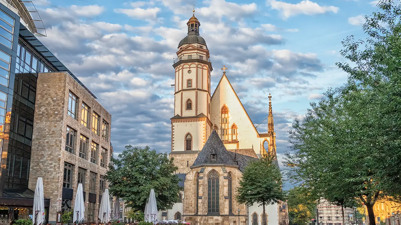 Die Thomaskirche Leipzig von hinten in der Abendsonne.