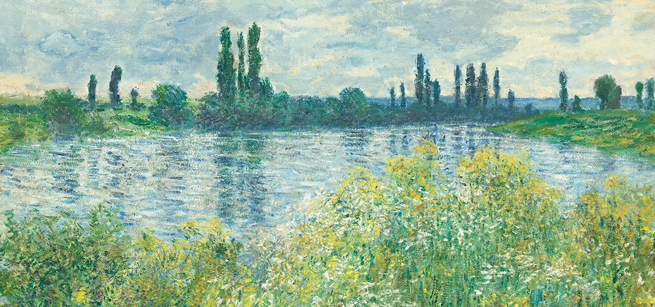 Impressionistisches Gemälde einer Flusslandschaft mit üppigem Uferbewuchs im Vordergrund und hohen Bäumen entlang des Flusses im Hintergrund, unter einem bewölkten Himmel.