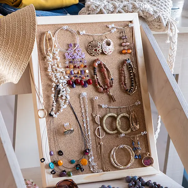 Accessoires aus einem Second-Hand-Laden.