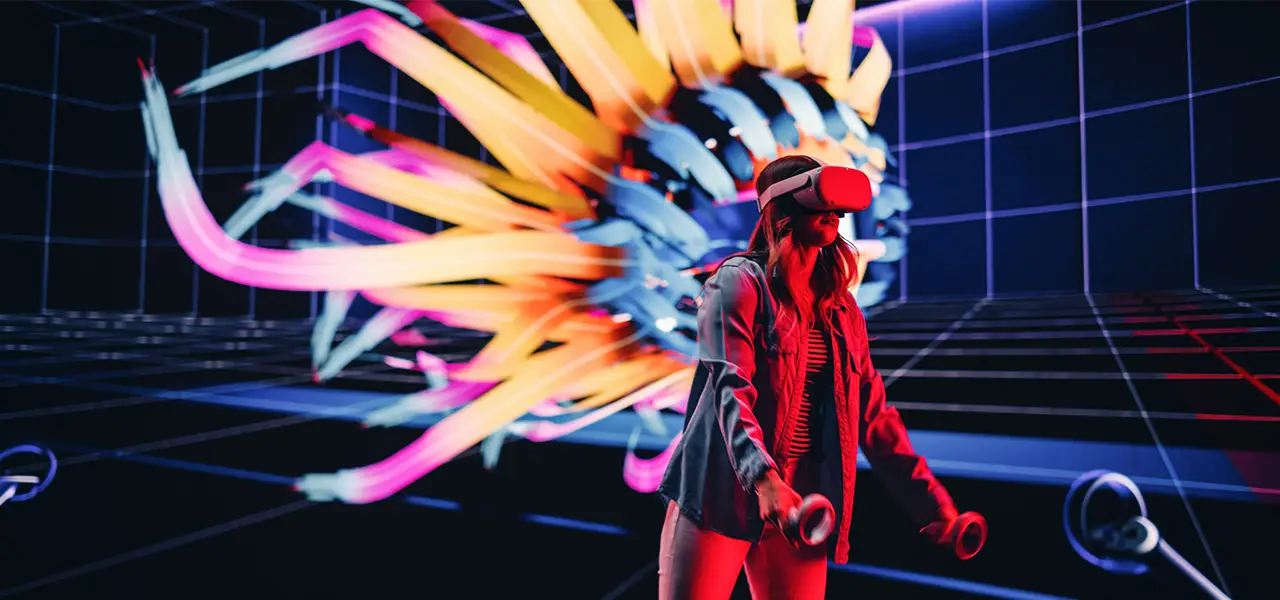 Frau mit VR-Headset und Controllern in einer virtuellen Umgebung mit leuchtenden Farben und dynamischen Formen.